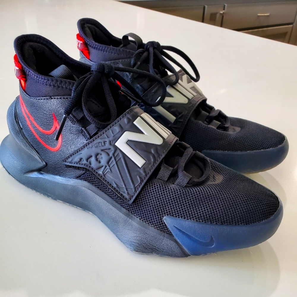 Youth Nike Future Court size 7Y